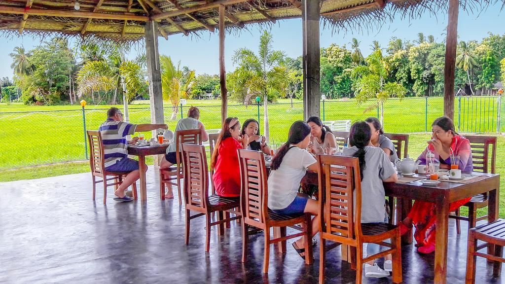 Hotel Ancient Village โปลอนนารูวา ภายนอก รูปภาพ