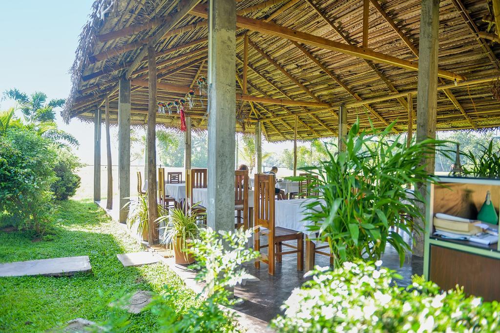 Hotel Ancient Village โปลอนนารูวา ภายนอก รูปภาพ